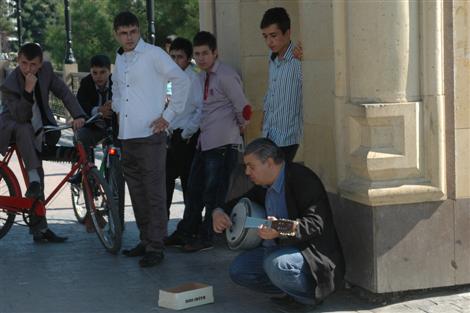 Ud’u ile şarkı söyleyen adama büyük ilgi