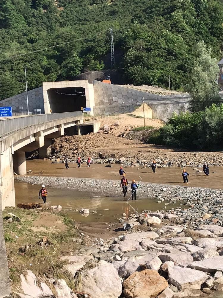 Giresun’un Duroğlu beldesindeki selde kaybolan şahsı arama çalışmaları devam ediyor