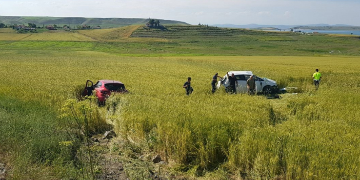 Çarpışan otomobiller tarlaya uçtu: 5 yaralı