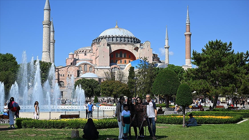 İstanbullular ve turistler boş kalan kentte gezmenin tadını çıkardı