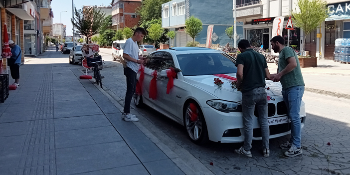 Yaz mevsiminin gelmesiyle çiçekçi ve düğün organizasyoncularının mesaisi arttı