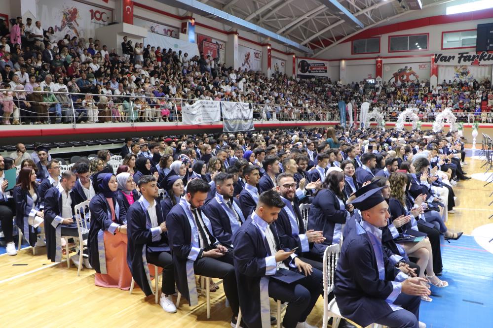 352 öğrencinin mezuniyet heyecanı