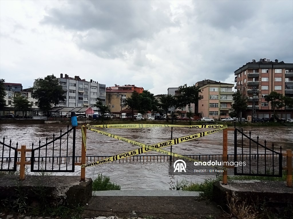 SAMSUN - Terme Çayı'nın su seviyesi sağanağın ardından yükseldi