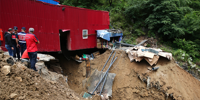 Giresun'da zemini çöken fabrikada göçük altında kalan 3 işçiden 2'si kurtarıldı