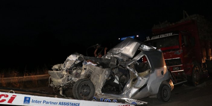 Samsun'da hafif ticari araç, tır ve kamyonun arasında kaldı, 2 kişi yaralandı