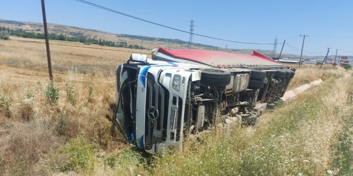 Amasya'da devrilen alüminyum yüklü tırın sürücüsü yaralandı