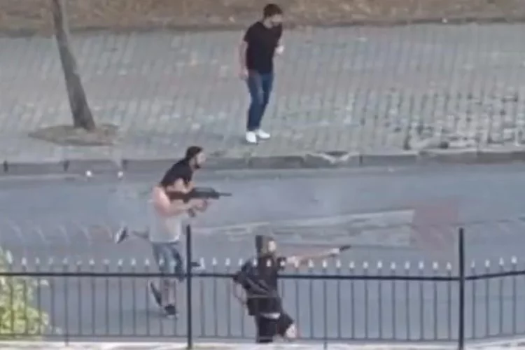 İstanbul’da dehşet anları kameraya yansıdı: Sokak ortasında av tüfeği ile kurşun yağdırdı