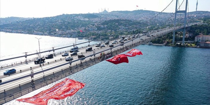 15 Temmuz Şehitler Köprüsü'ne şehitlerin anısına Türk bayrağı asıldı