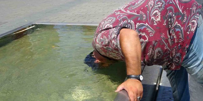 Taksim’de sıcaktan bunalan vatandaş kafasını süs havuzuna soktu
