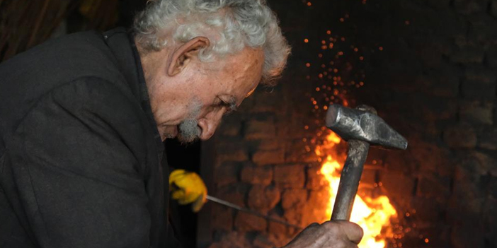 Tek gözünü verdiği demircilik mesleğini 73 yıldır usanmadan yapıyor