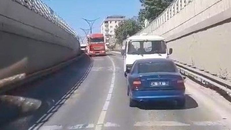 Trafikte şaşırtan anlar: Arızalanan otomobili geri geri çekti