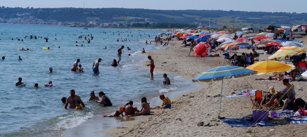 Sabahın erken saatlerinde akın ediyorlar: Sahillerde sıcak hava yoğunluğu