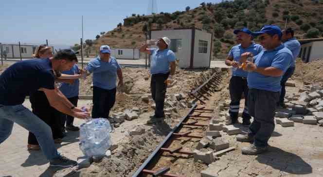 Sahada çalışan belediye işçileri Topuklu Efe’nin talimatıyla serinletildi