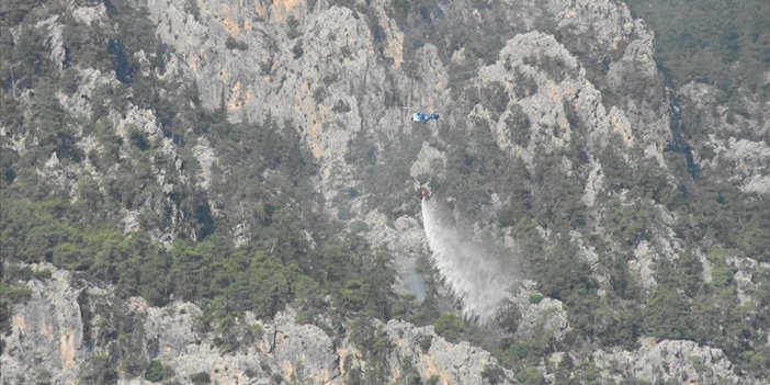 Antalya'nın Kemer ilçesindeki orman yangınına havadan ve karadan müdahale sürüyor