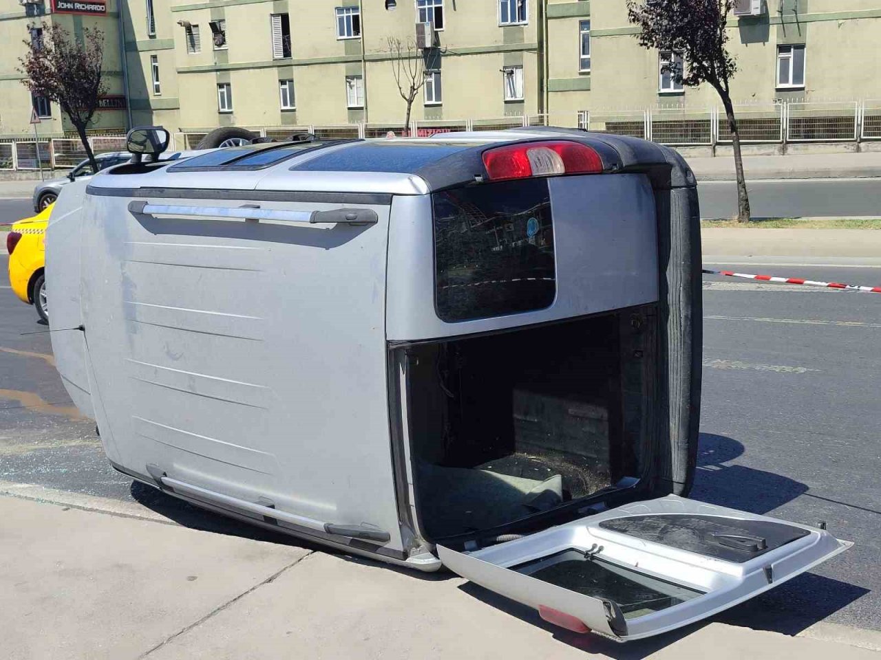 Kaza yapan aracı görüntülemeye çalışan kadın İHA muhabirini, tehdit etti