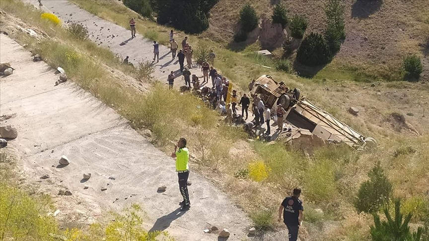 Kars'ta yolcu otobüsünün şarampole devrilmesi sonucu 7 kişi hayatını kaybetti, 22 kişi yaralandı