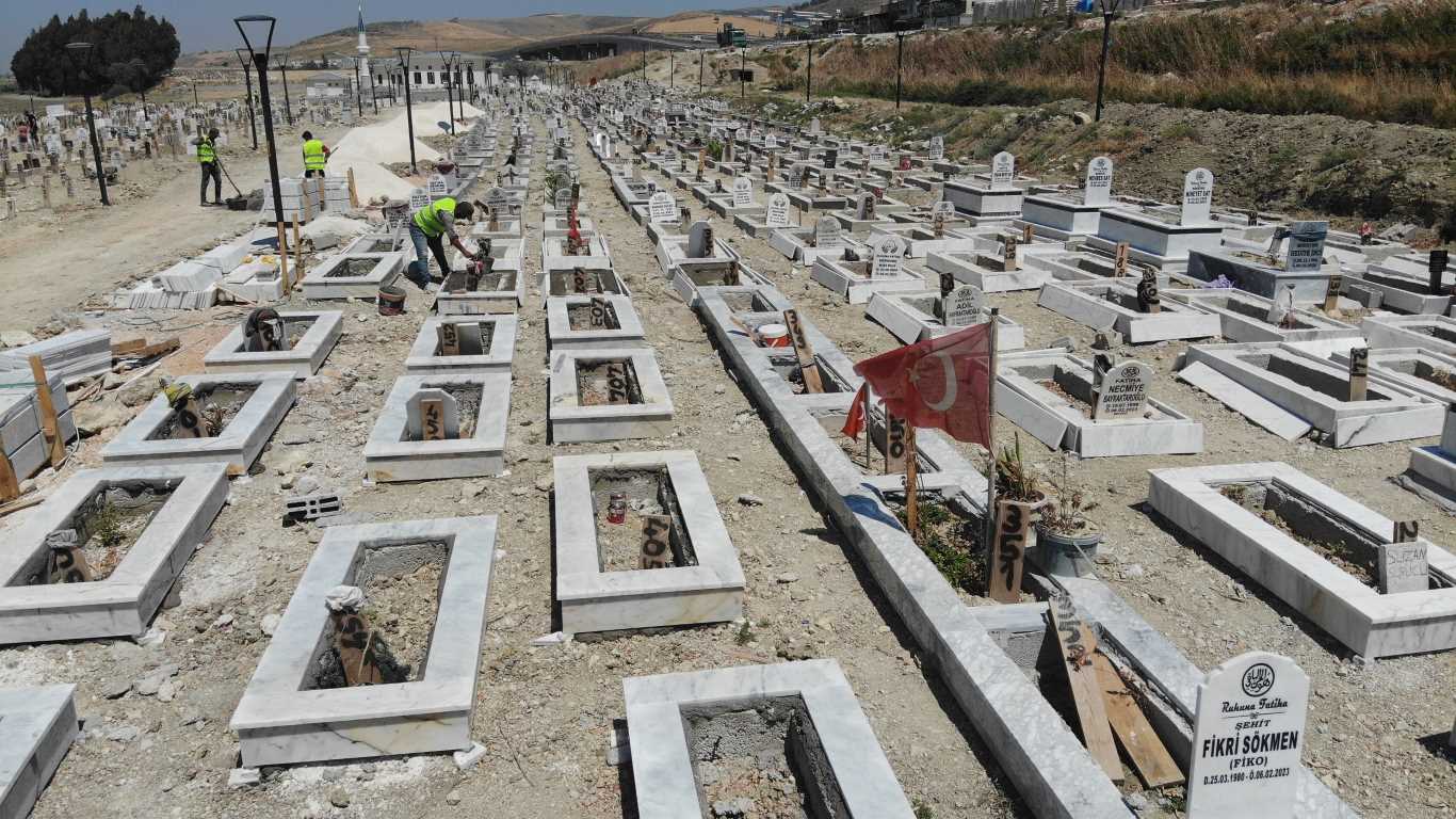 Depremde sevdiklerini kaybeden kadın her gün kabir ziyareti yapıyor