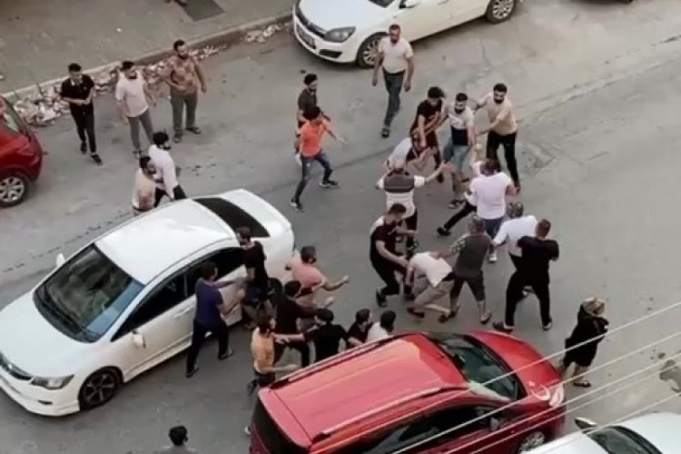 Hatay’da sokak ortasında yumruk yumruğa kavga kameralarda