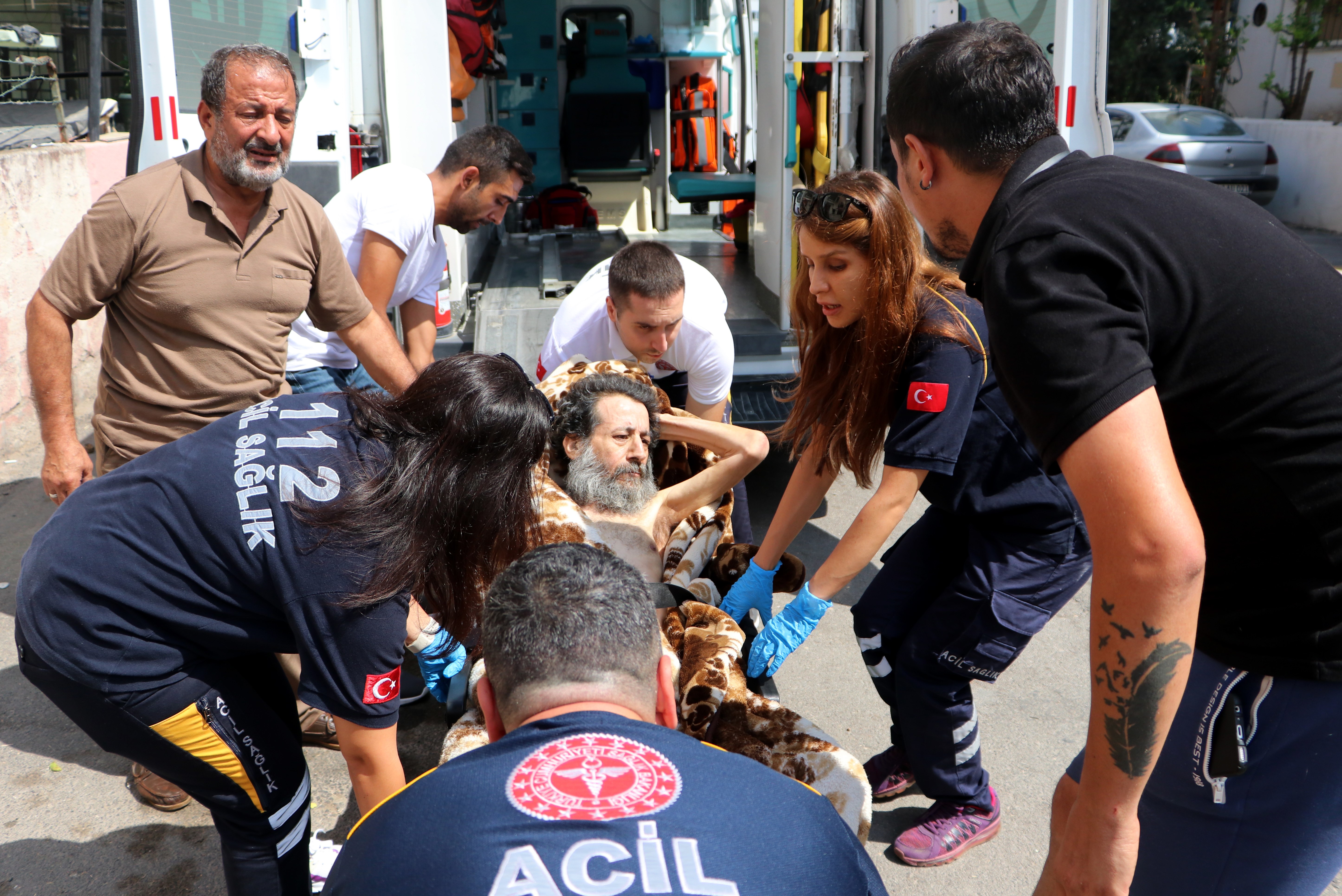 Babasını çöp evde ölüme terk edilmiş halde buldu