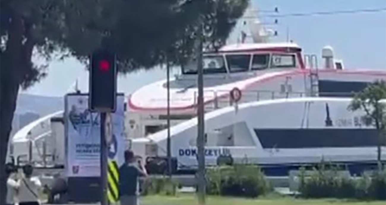 İzmir’de yolcu gemisinin kıyıya çarpma anı kamerada