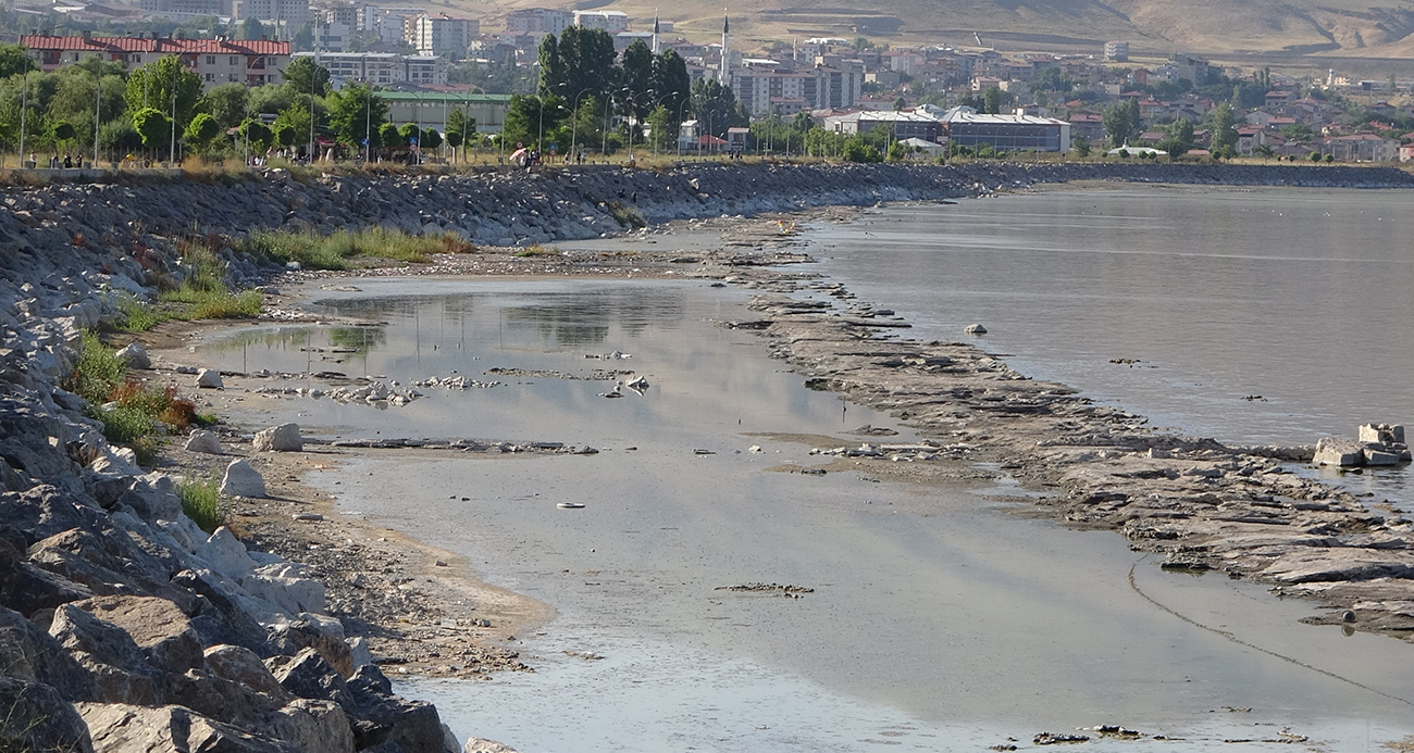 Van Gölü’nde çekilmeler ciddi boyuta ulaştı