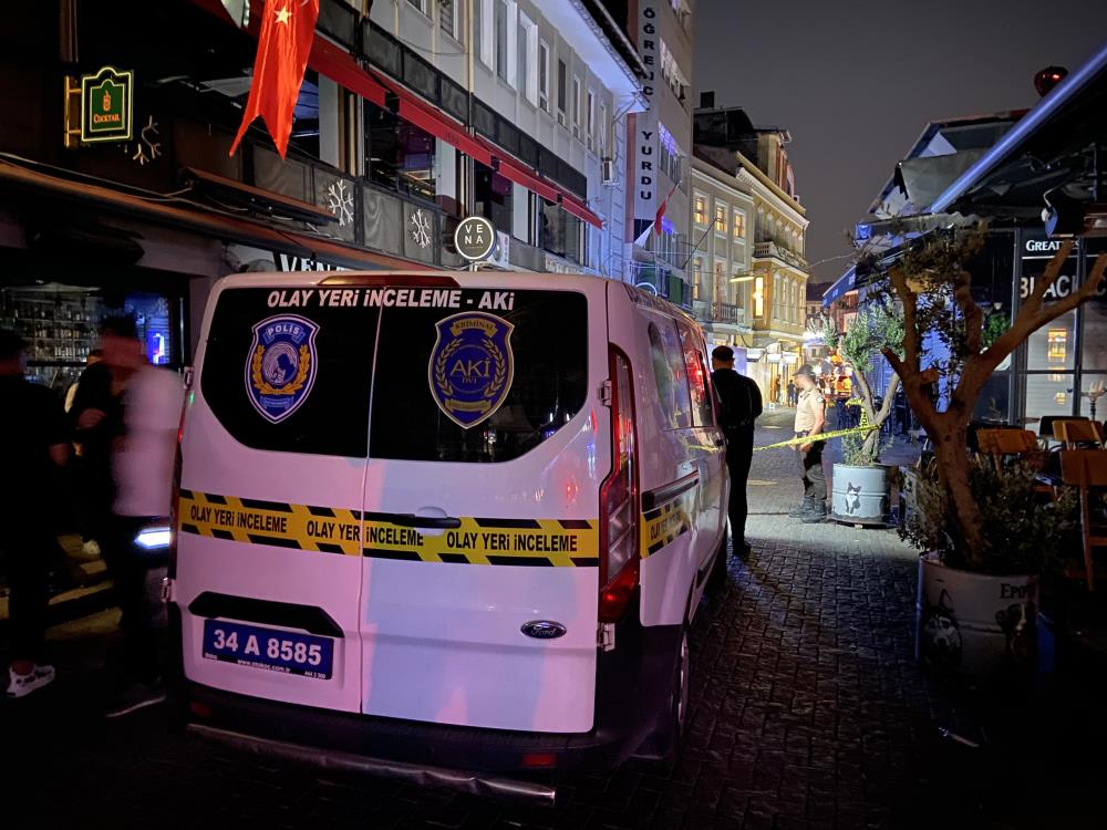 Beşiktaş Çarşı’da kanlı gece: Silahlı saldırıya uğrayan motosikletli ağır yaralandı