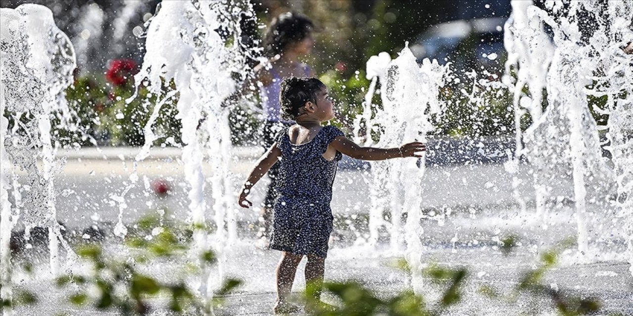 Başkentte sıcak havadan bunalan çocuklar suyla dans etti