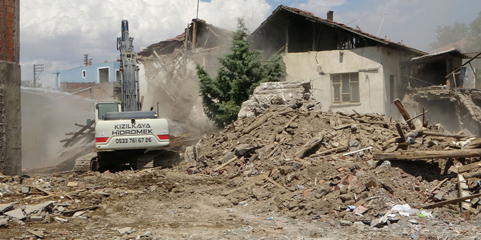 Malatya’da ağır hasarlı binaların yıkım işlemleri sürüyor