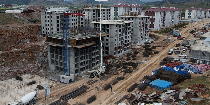 Depremlerden etkilenen illerde 180 bin konut ve köy evinin yapımı sürüyor