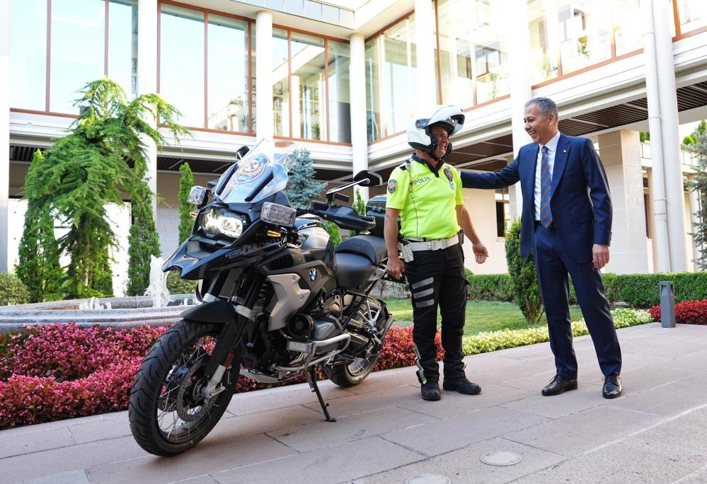 Bakan Yerlikaya’dan polis memuruna hediye motosiklet