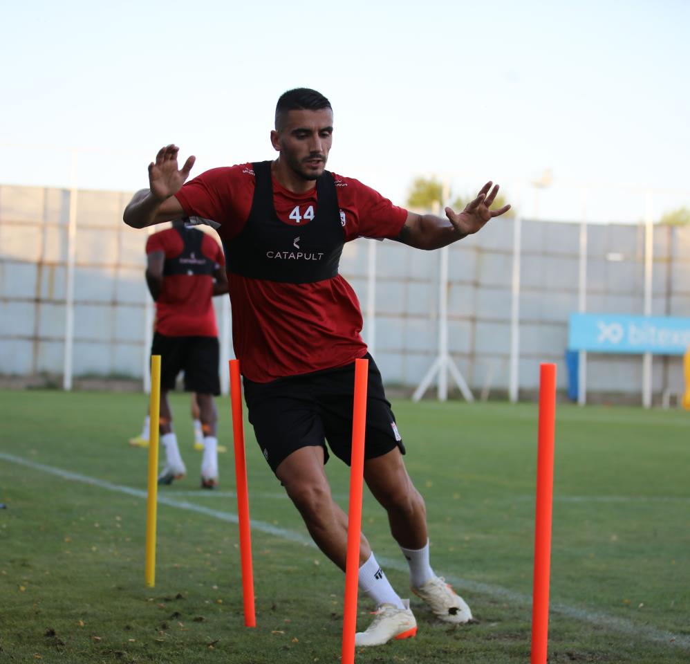 Sivasspor’un yeni transferi Achilleas Poungouras ilk idmanına çıktı