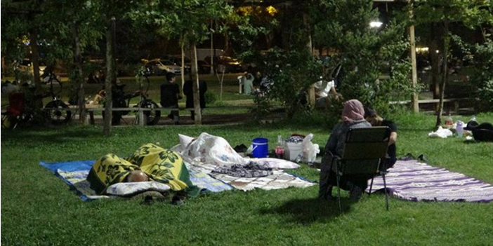 Peş peşe üç depremle sarsılan Malatyalılar park ve bahçelerde sabahlıyor