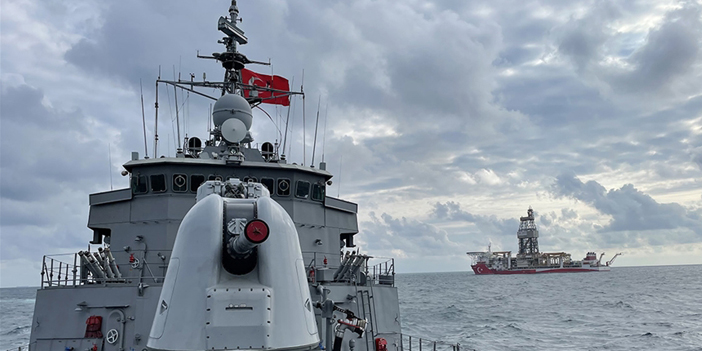 TCG Fatih Fırkateyni Batı Karadeniz'deki sondaj gemilerine refakat etti