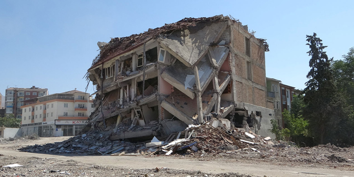 1 günde üç depremle sarsılan Malatya’da ağır hasarlı binaların yıkımlarına hız verildi