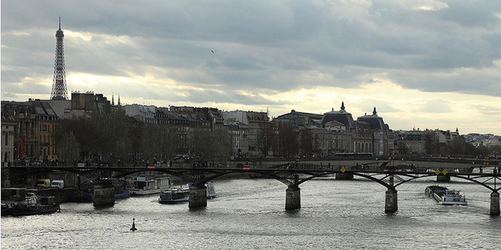 Paris'teki Sen Nehri'nde yapılması planlanan bir yüzme etkinliği daha kirlilik nedeniyle iptal edildi