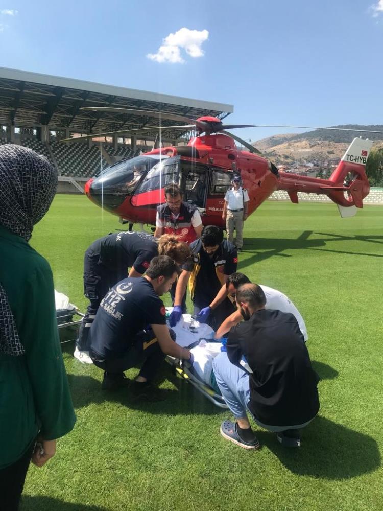 Doğumda fenalaşan annenin yardımına ambulans helikopter yetişti