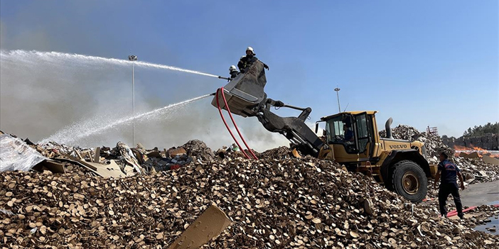 Kahramanmaraş'ta geri dönüşüm fabrikasında yangın çıktı