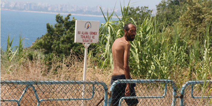 Antalya’da ‘Tarzan’ adam alarmı: Demirlere tırmandı, polislerden kaçıp şemsiyenin üzerine çıktı