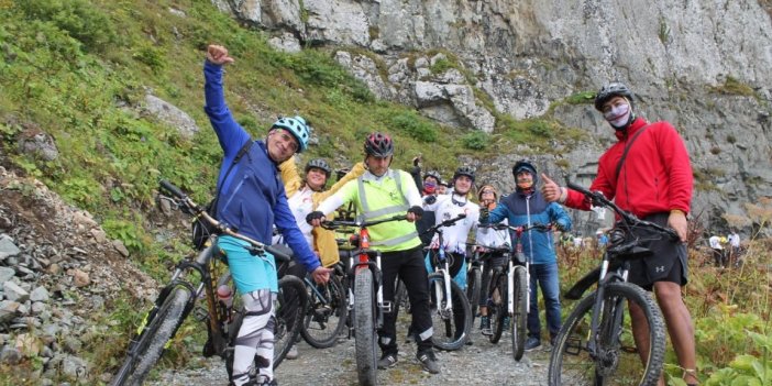 30 cesur bisikletli dünyanın en tehlikeli yolunda bisiklet sürdüler