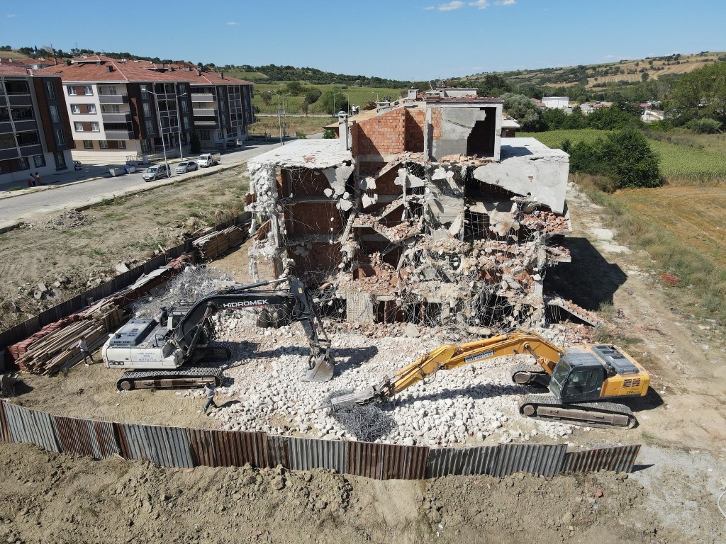 Müteahhit, depreme dayanıksız milyonluk sitelerini yıktırdı: Molozları elleriyle kırdı