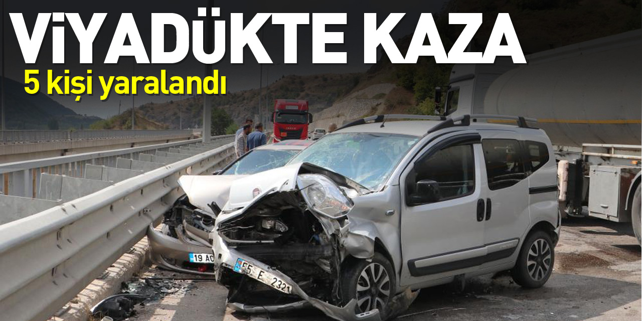 Yol çalışması nedeniyle trafiğin tek şeritten verildiği viyadükte kaza: 5 yaralı