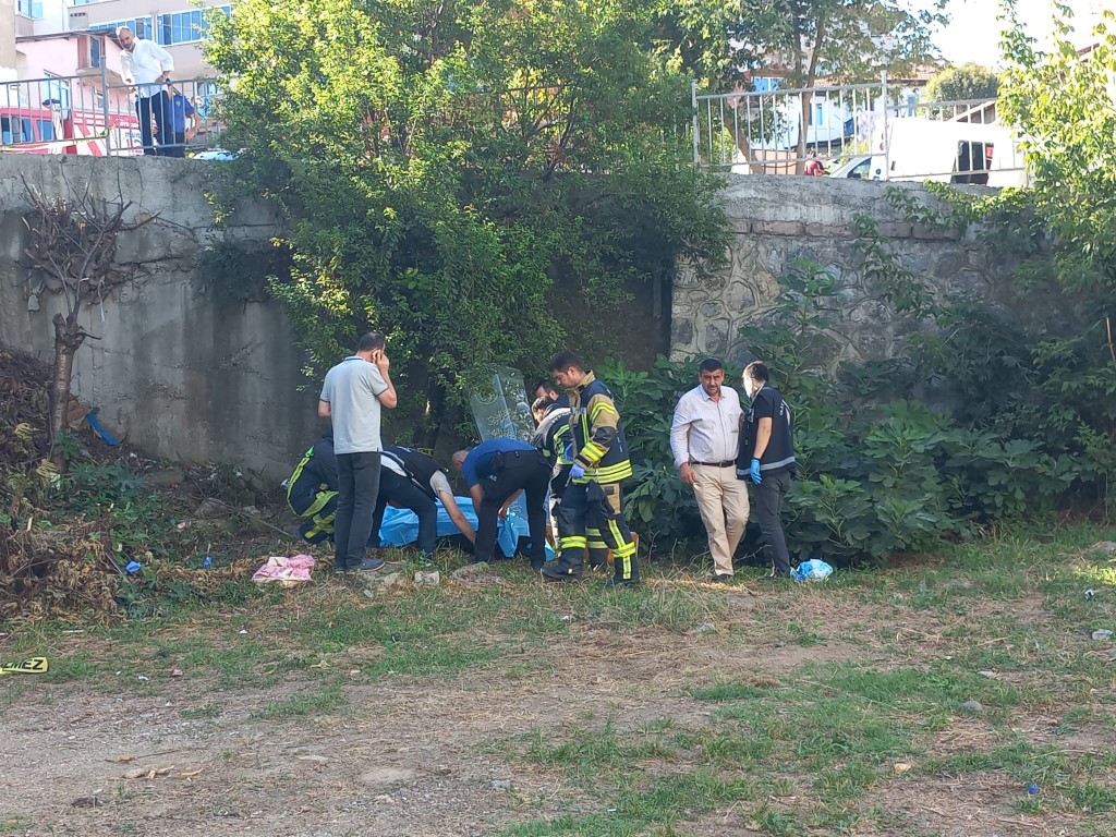 Freni boşalan işçi servisi kaldırımda yürüyen anne ve kızına çarptı: 2 ölü, 6 yaralı