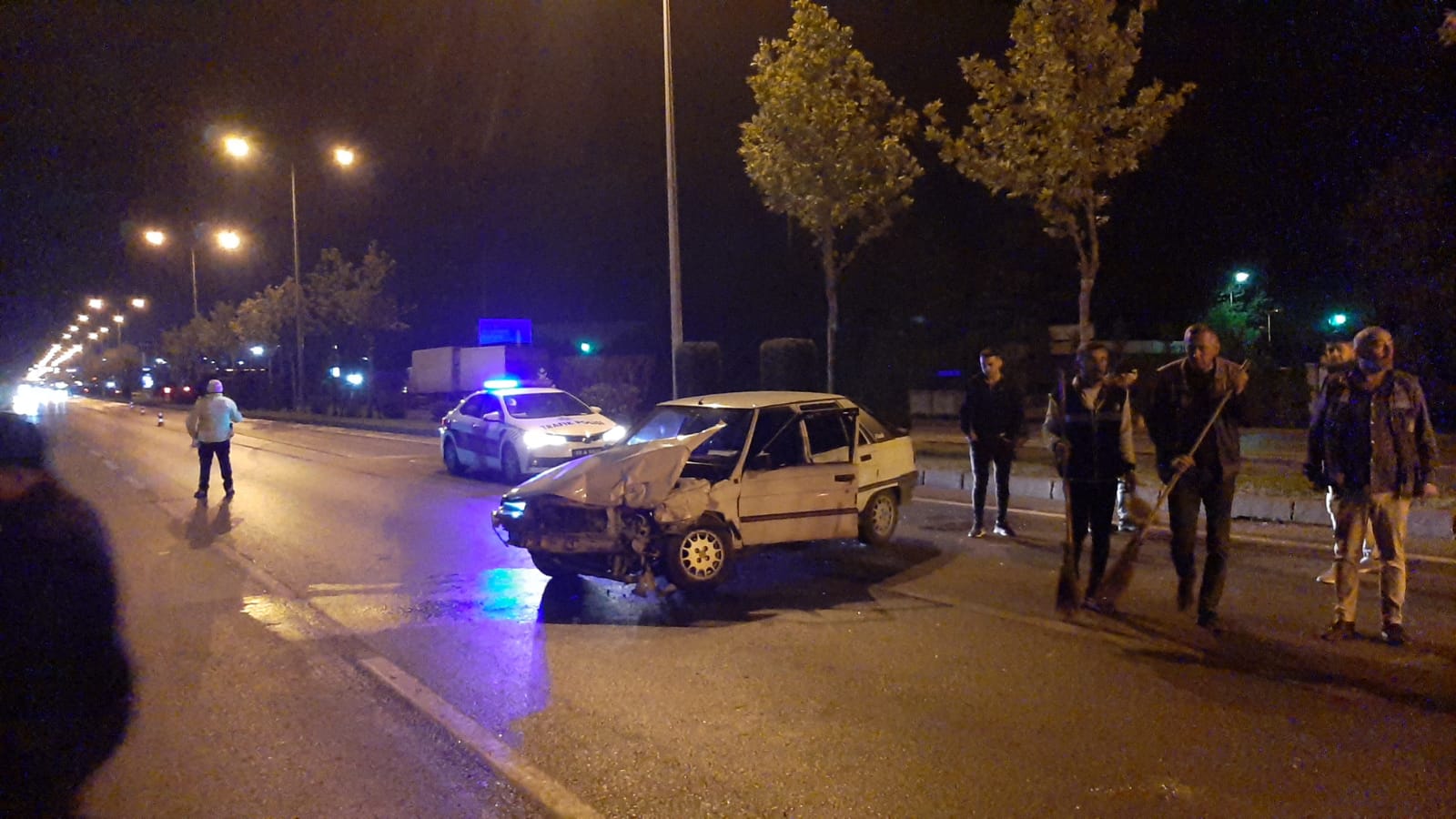 Çorum'da reflektör aracına çarpan otomobildeki 3 kişi olay yerinden kaçtı