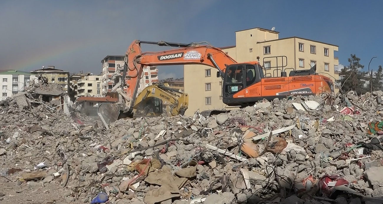 Depremde yıkılan ve 25 kişiye mezar olan bina ile ilgili eksik ve hatalı proje iddiası