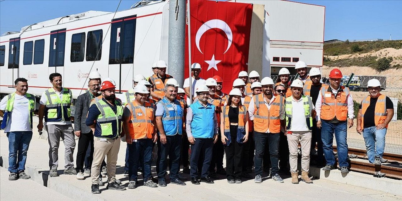 İlk yerli ve milli sürücüsüz metro aracı Gebze-Darıca hattında raylara indirildi