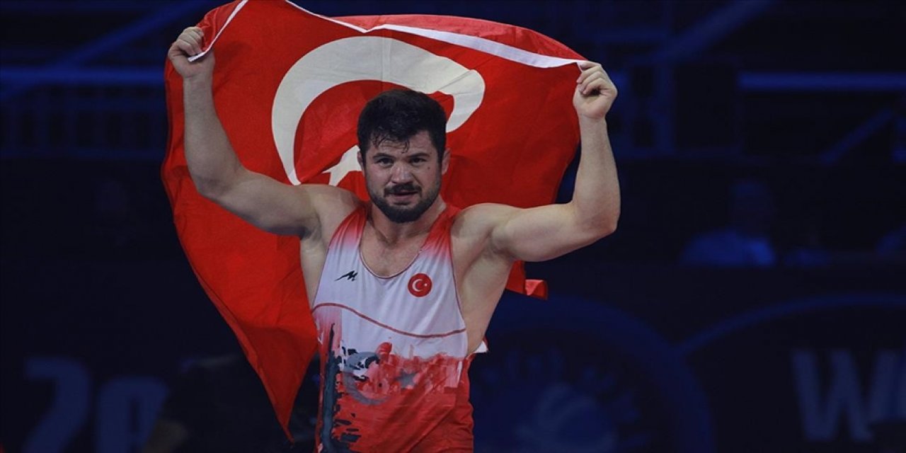 Milli sporcu Ali Cengiz, Dünya Güreş Şampiyonası'nda altın madalya kazandı