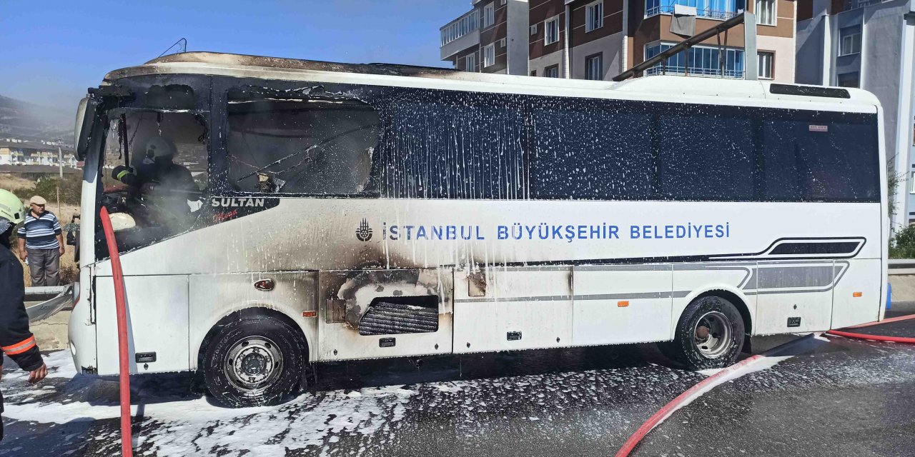 Kastamonu'da seyir halindeki İBB'ye ait yolcu midibüsü yandı