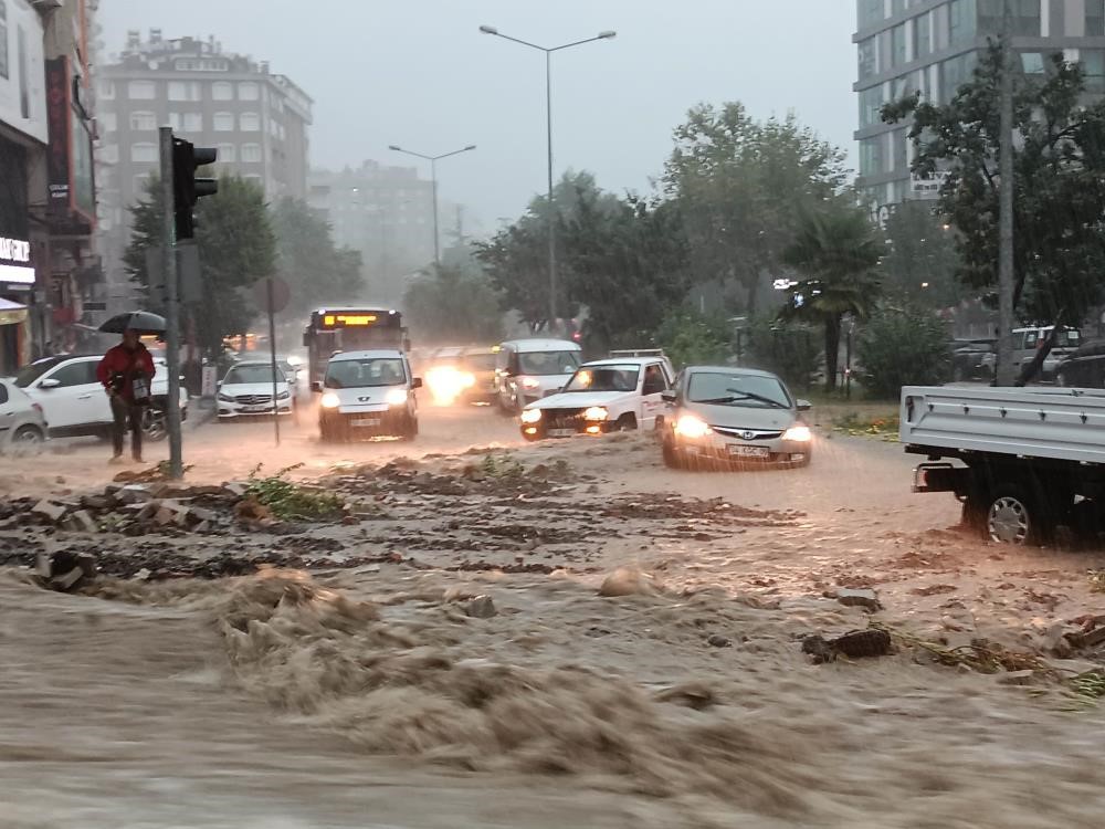 Turuncu kod uyarısı verilen Samsun'da yağış tedbirleri alındı