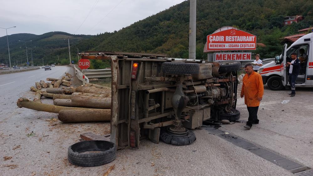 Samsun'da lastiği patlayan kamyonet devrildi: 1 yaralı