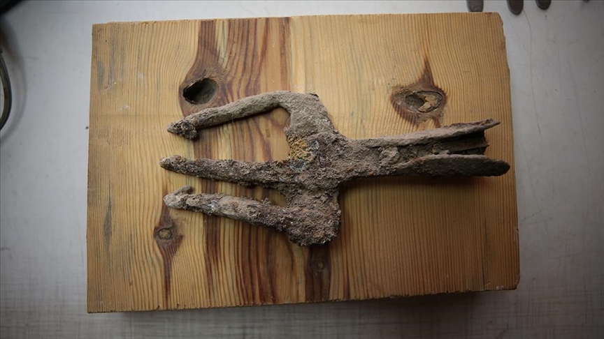 Assos Antik Kenti'nde 1700 yıllık üç dişli zıpkın bulundu